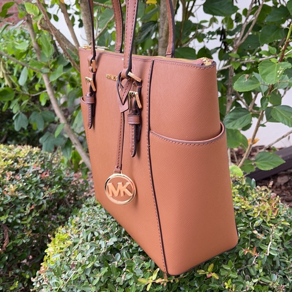 MICHAEL KORS CHARLOTTE LG TOP ZIP TOTE LUGGAGE - Picture 4 of 16